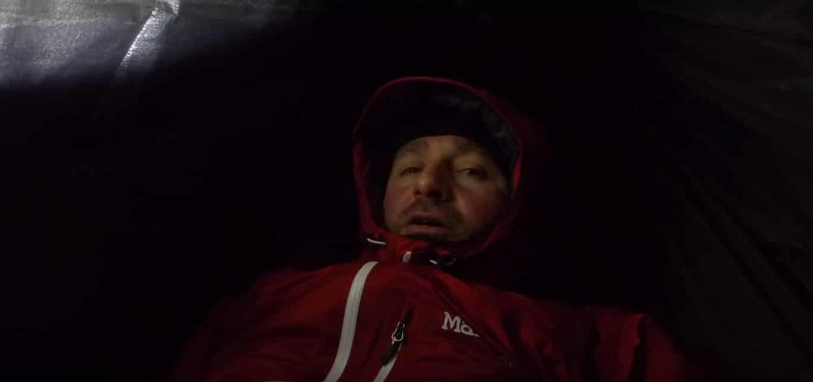 Hammock Camping Ekstrim di Tengah Dinginnya Salju