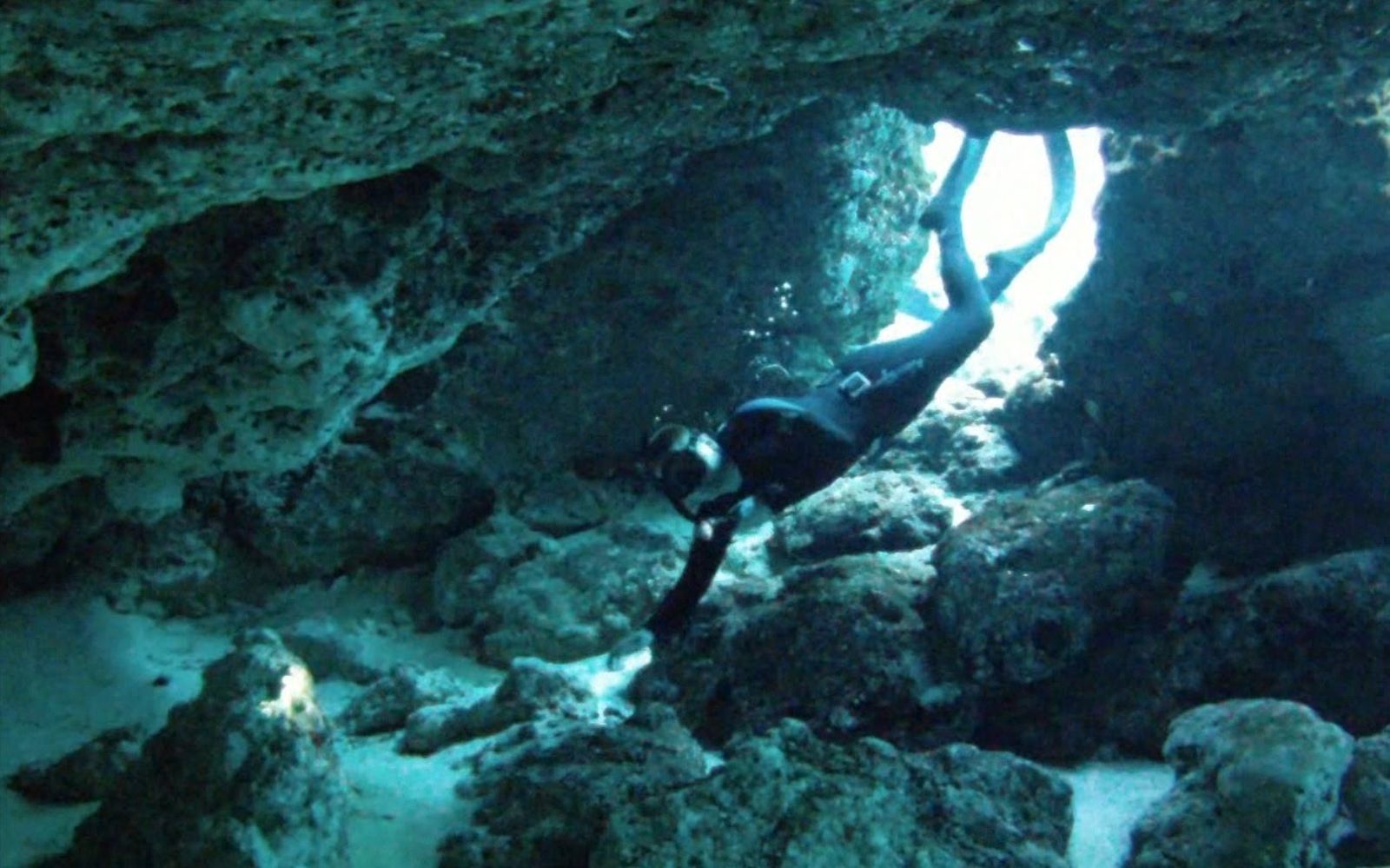 Freediving Cave, Cara Asyik Menantang Nyali di Bawah Lautan