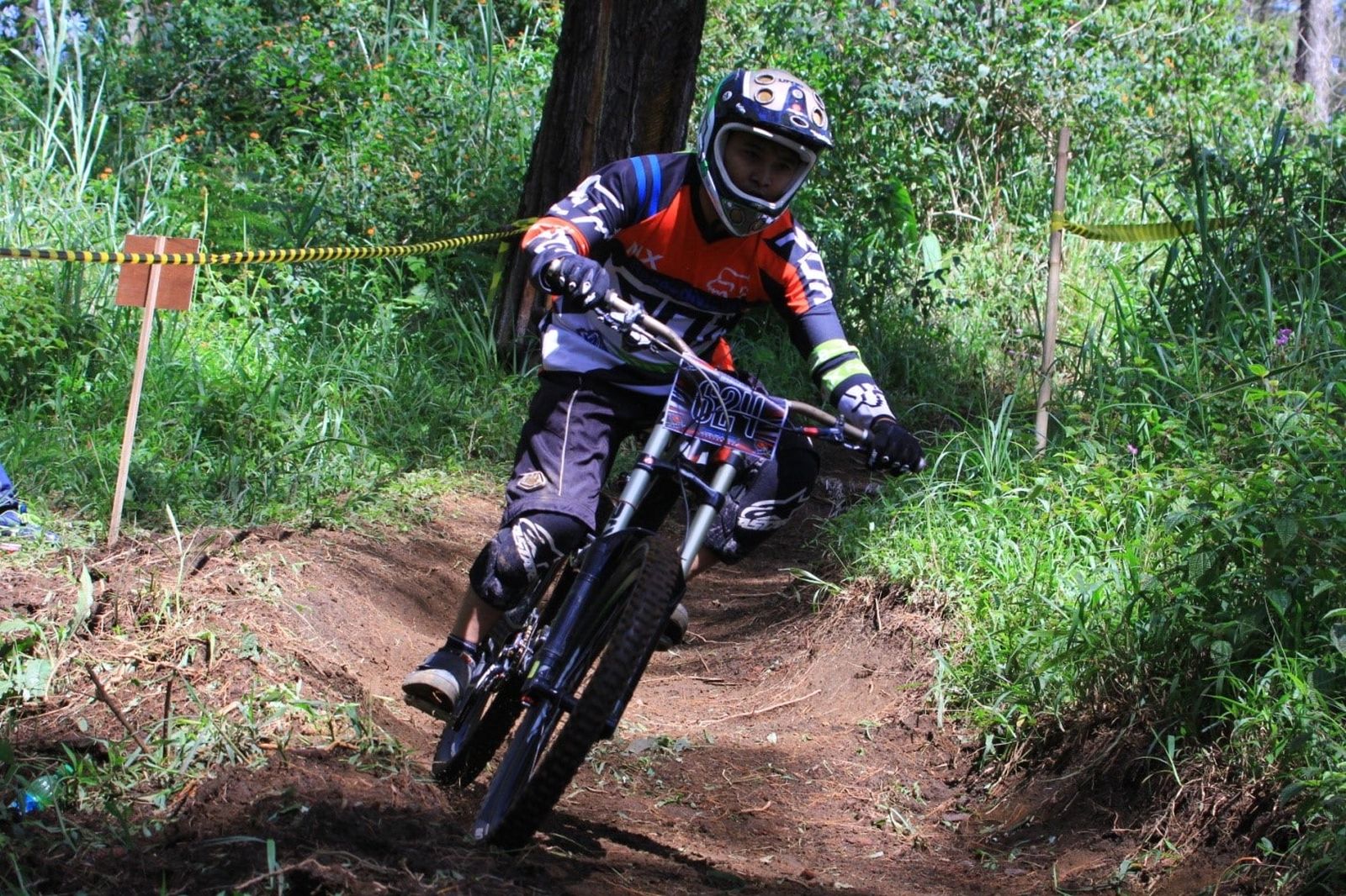 Punya Nyali Main Downhill di Cikole Bandung?