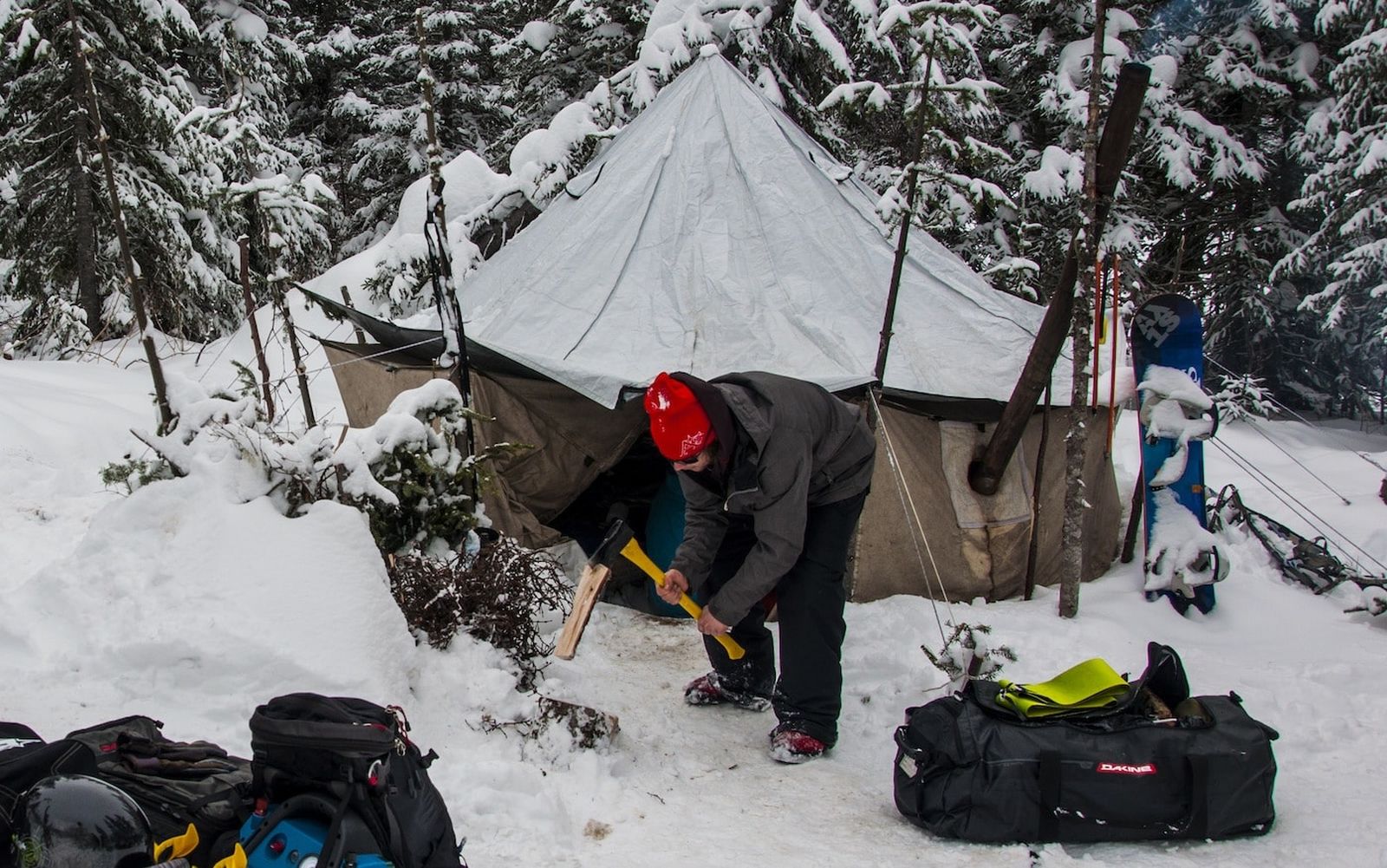 Mau Berkemah di Musim Dingin? Siapkan Ini Dulu, Ya, Bro!