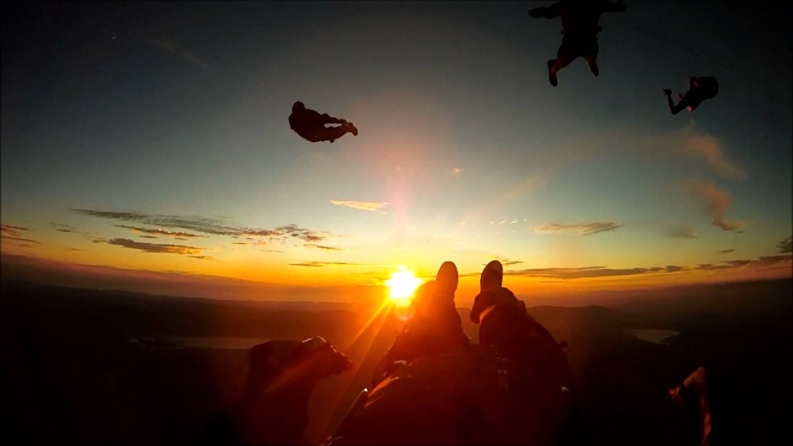 Tegang Sekaligus Memikat: Melihat Sunset Sambil Skydiving di Rusia