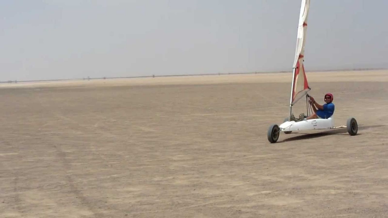 Yuk Berlayar Ekstrem di Daratan dengan Land Sailing!