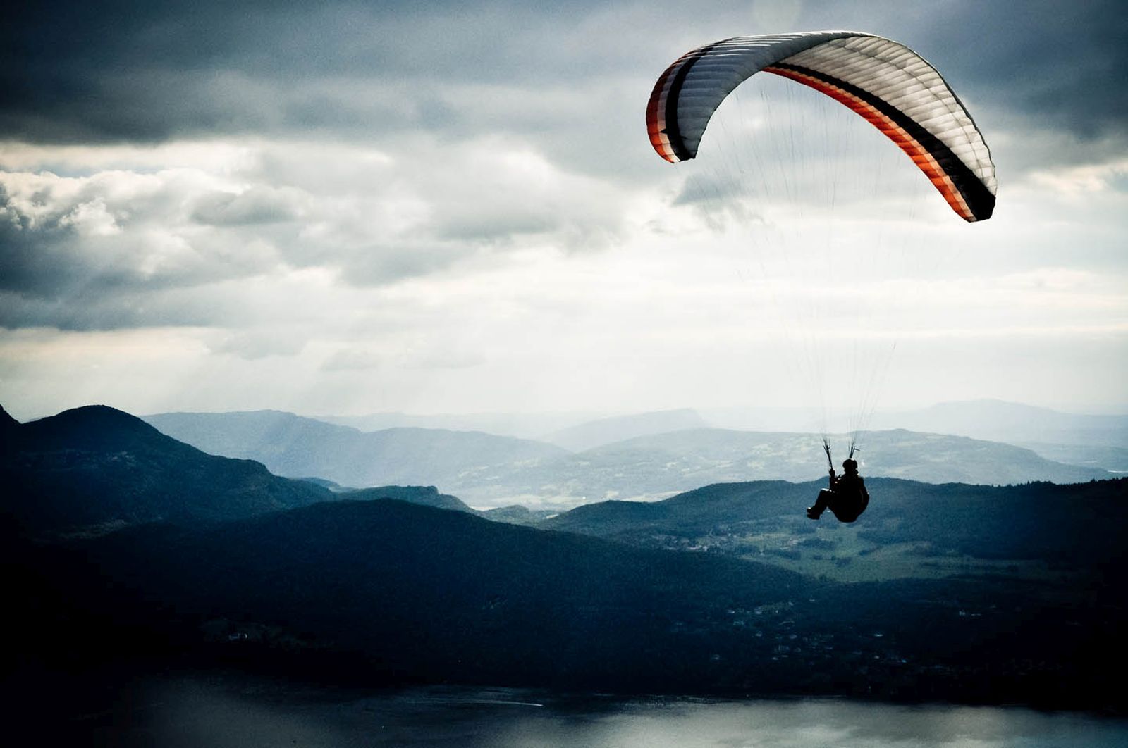 Walau terlihat Menyenangkan, Ini Bukti Paragliding Memang Berbahaya!