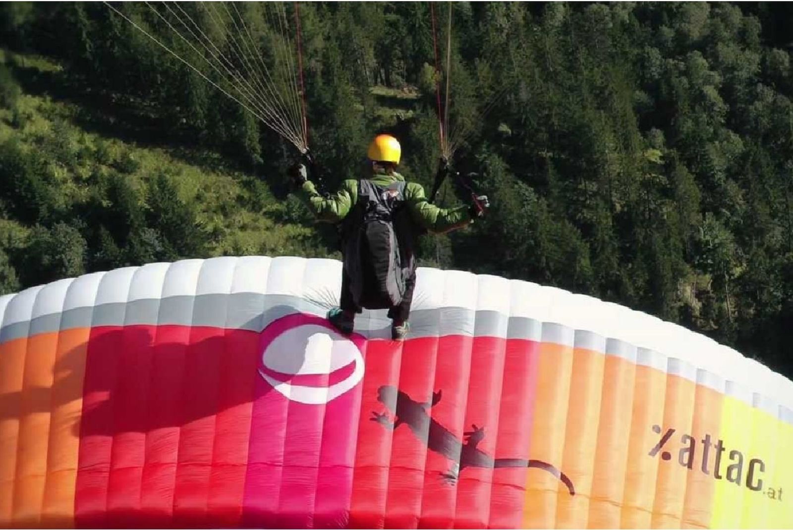 Manuver dan Formasi Gila di Udara ala Freestyle Paragliding!