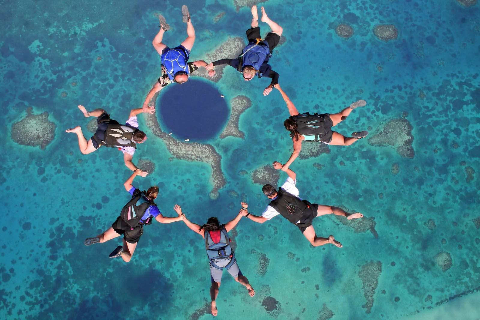 Skydiving, Cara Gila Menikmati Keindahan The Great Blue Hole