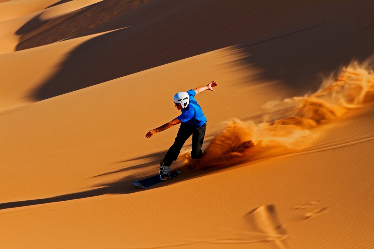 Yuk Bersenang-senang di Atas Gurun Pasir dengan Sandboarding!