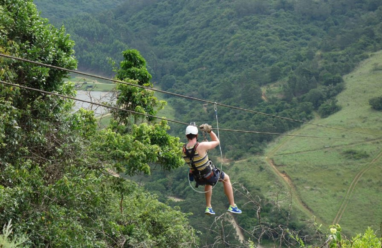 Butuh Sedikit Tantangan? Wahana Flying Fox Ini Sepertinya Bisa Mengusik Lo!