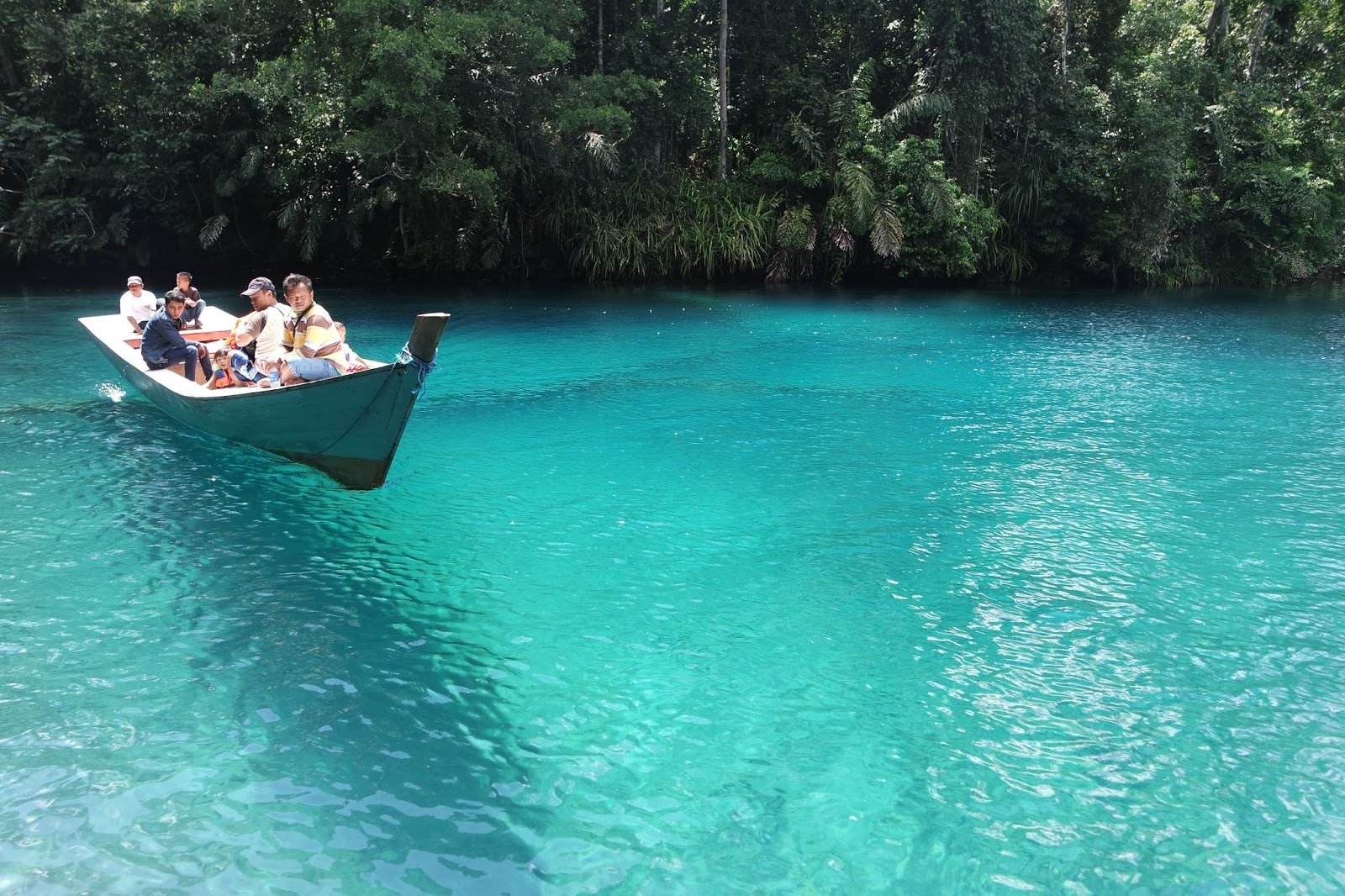 Danau Indah dan Unik Tersebut Bernama Labuan Cermin!