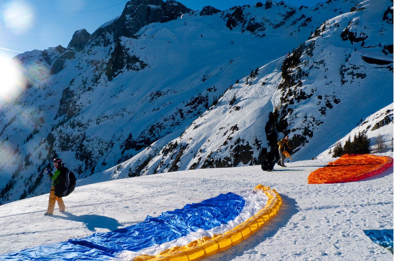 Hiking dan Bermain Paragliding ditengah Kepungan Suhu Ekstrem, Berani?