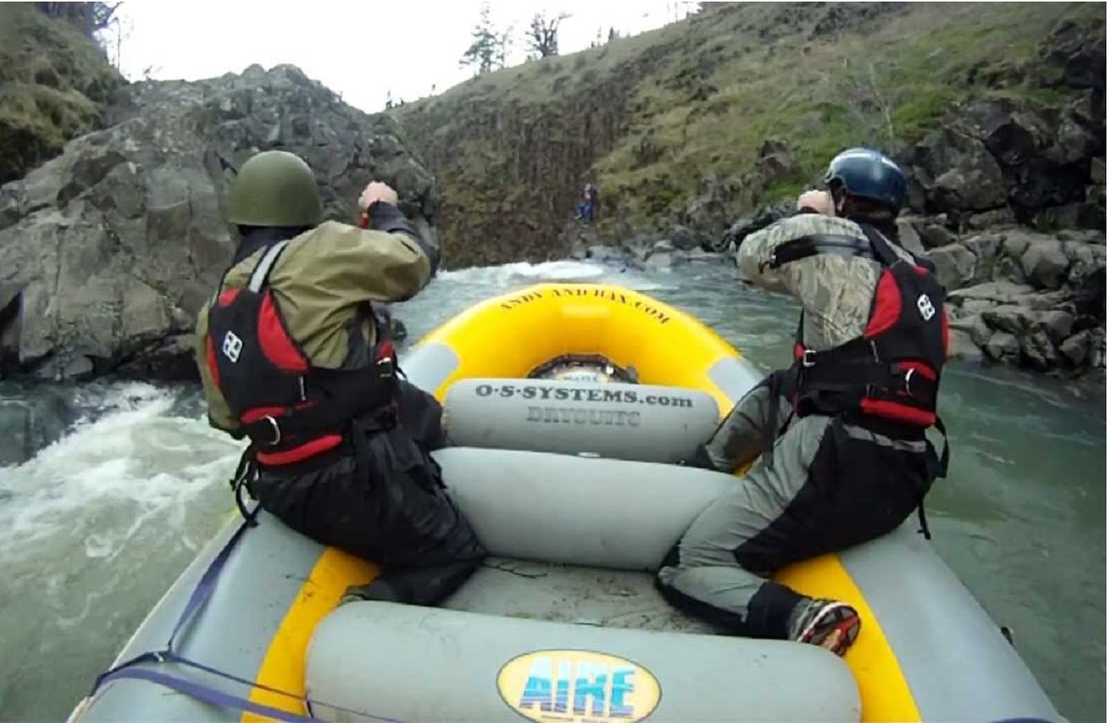 Bro, Begini Ngerinya Rafting Ekstrem Menuruni Air Tejun Setinggi 70 Kaki!