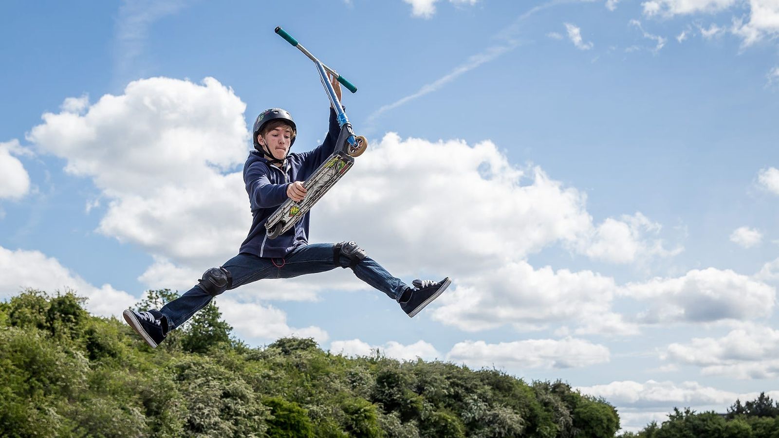 Coba Trik-trik Mudah Ini Sebelum Main Scooter Bareng Teman-teman!