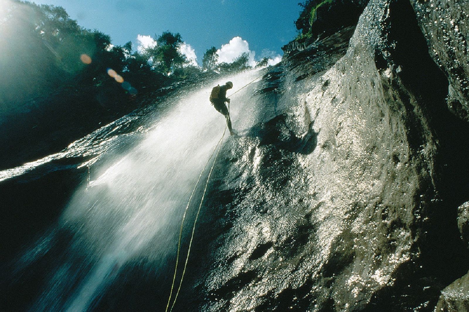 Mau Tahu Cara Asyik Menikmati Air Terjun? Main Canyoning Aja Bro!
