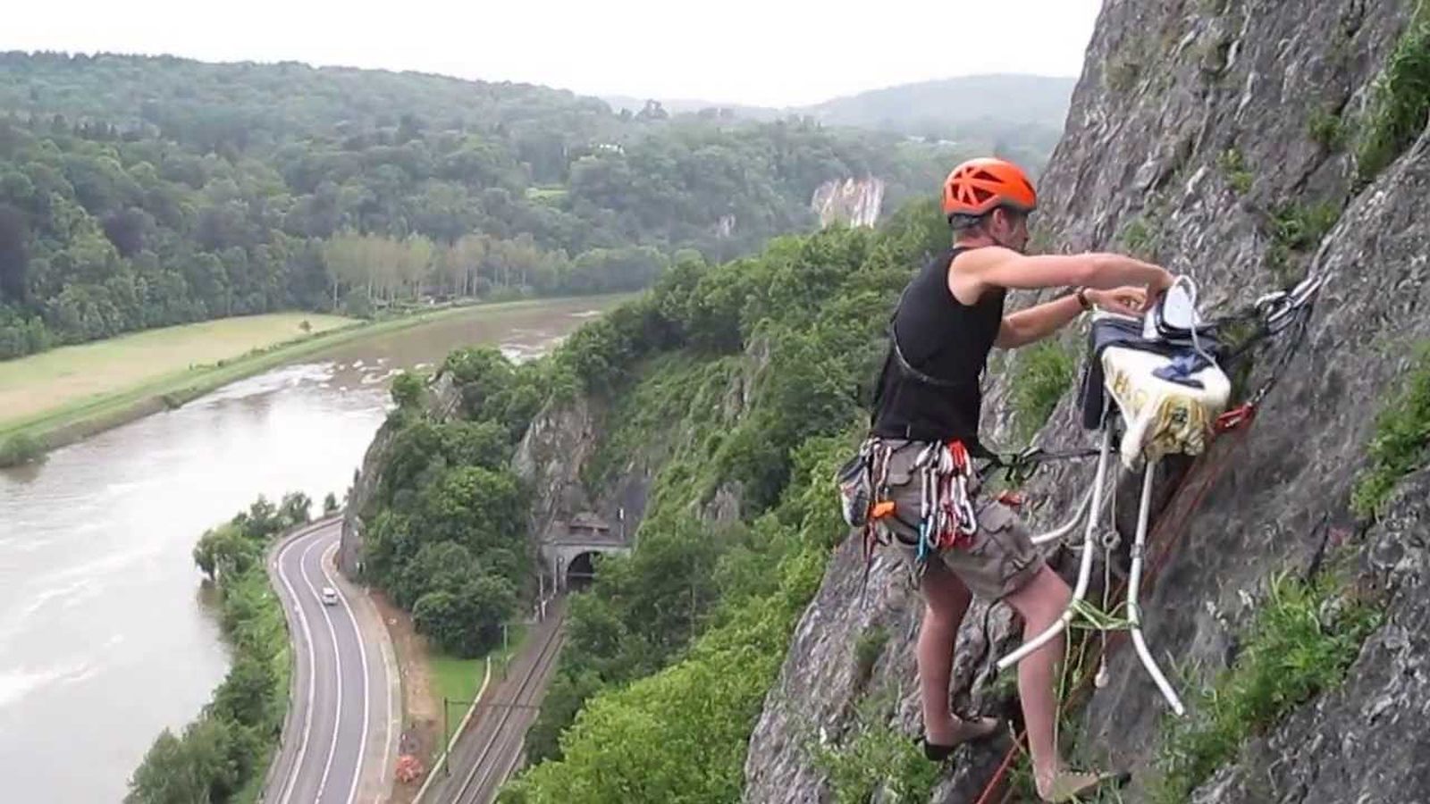 Extreme Ironing, Olahraga Gila Menyetrika di Tebing Tinggi!