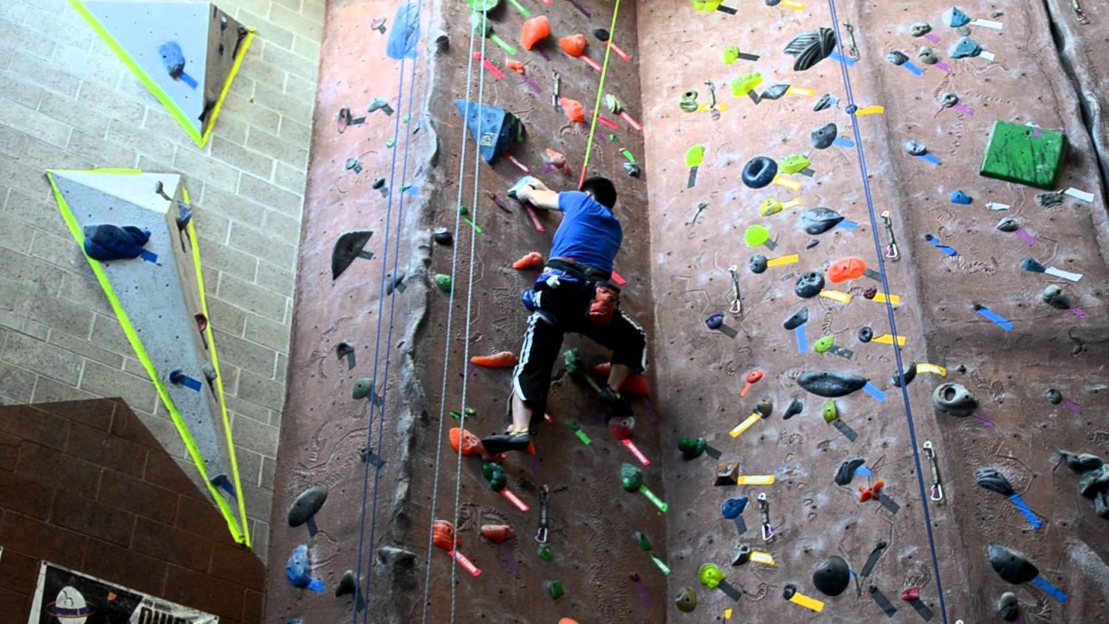 Beda Sama Rock Climbing, Memang Apa Sih Wall Climbing Itu? Beda Sama Rock Climbing, Memang Apa Sih Wall Climbing Itu?