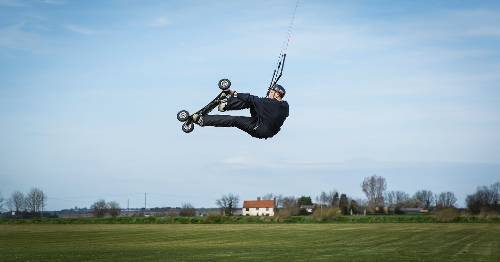 Sekarang, Lo Bisa Berseluncur di Pantai Lewat Landboarding!