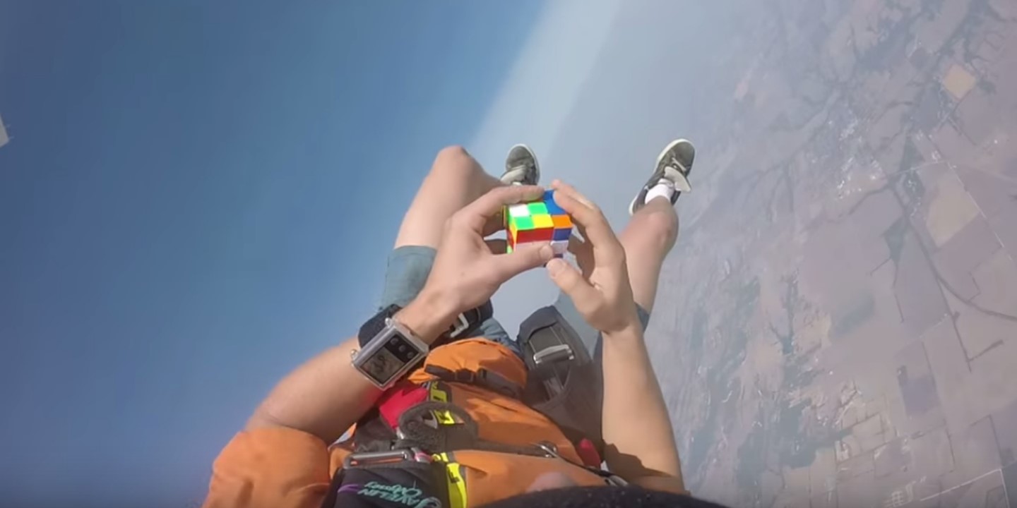 Siapa yang Berani Main Rubik Di Atas Ketinggian Kayak Cowok Ini?