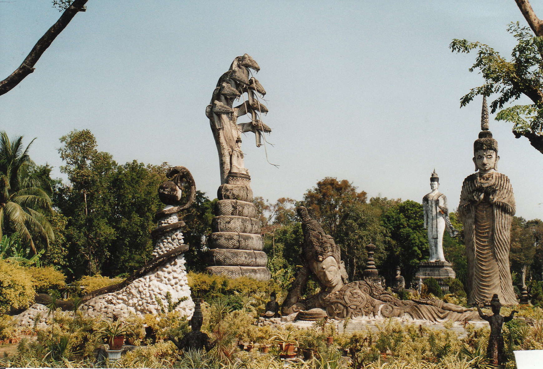 Taman Sala Keoku, Tempat Buat Lo yang Ingin Berfoto dengan Patung Jumbo!