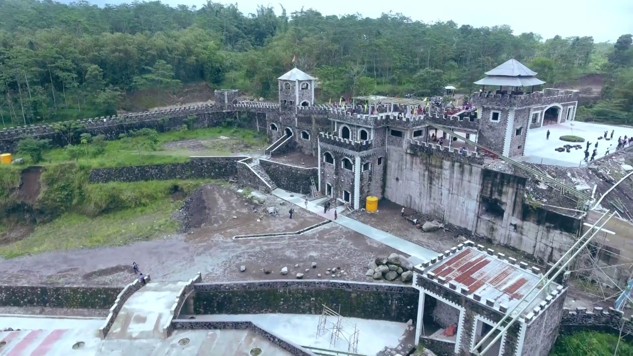 Nggak Cuma Unik dan Indah, Kastil di Lereng Merapi Ini Penuh Kontroversi!
