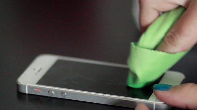 Bro, Ini Cara Mudah Membersihkan Noda Goresan di Kamera Smartphone!