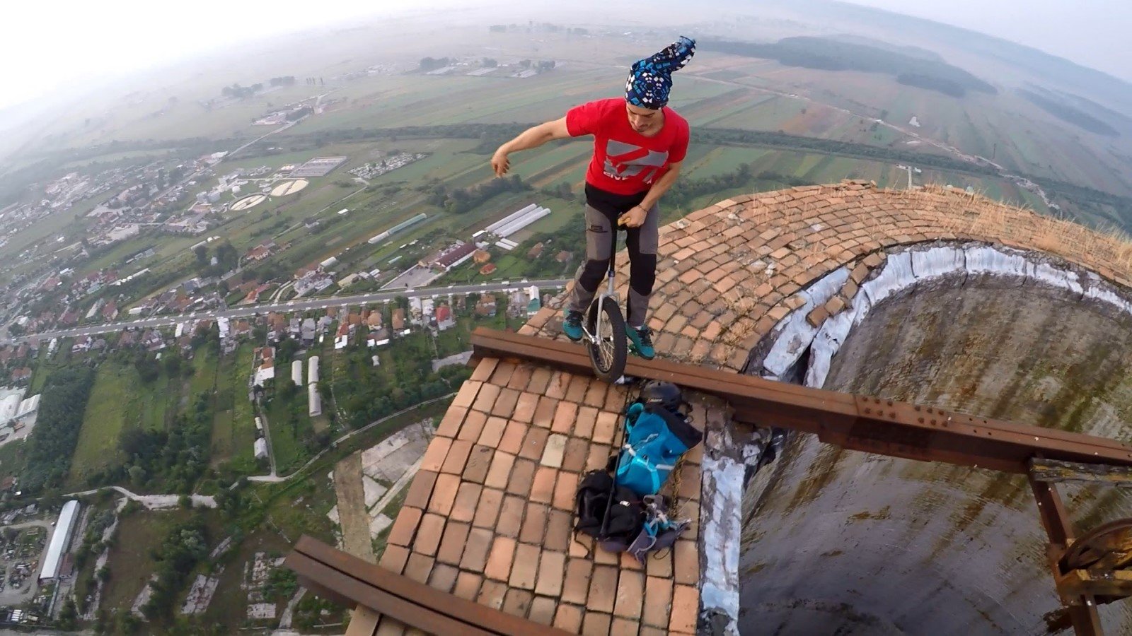 Gila, 2 Cowok Romania Ini Gowes Unicycle di Atas Cerobong Asap Raksasa!