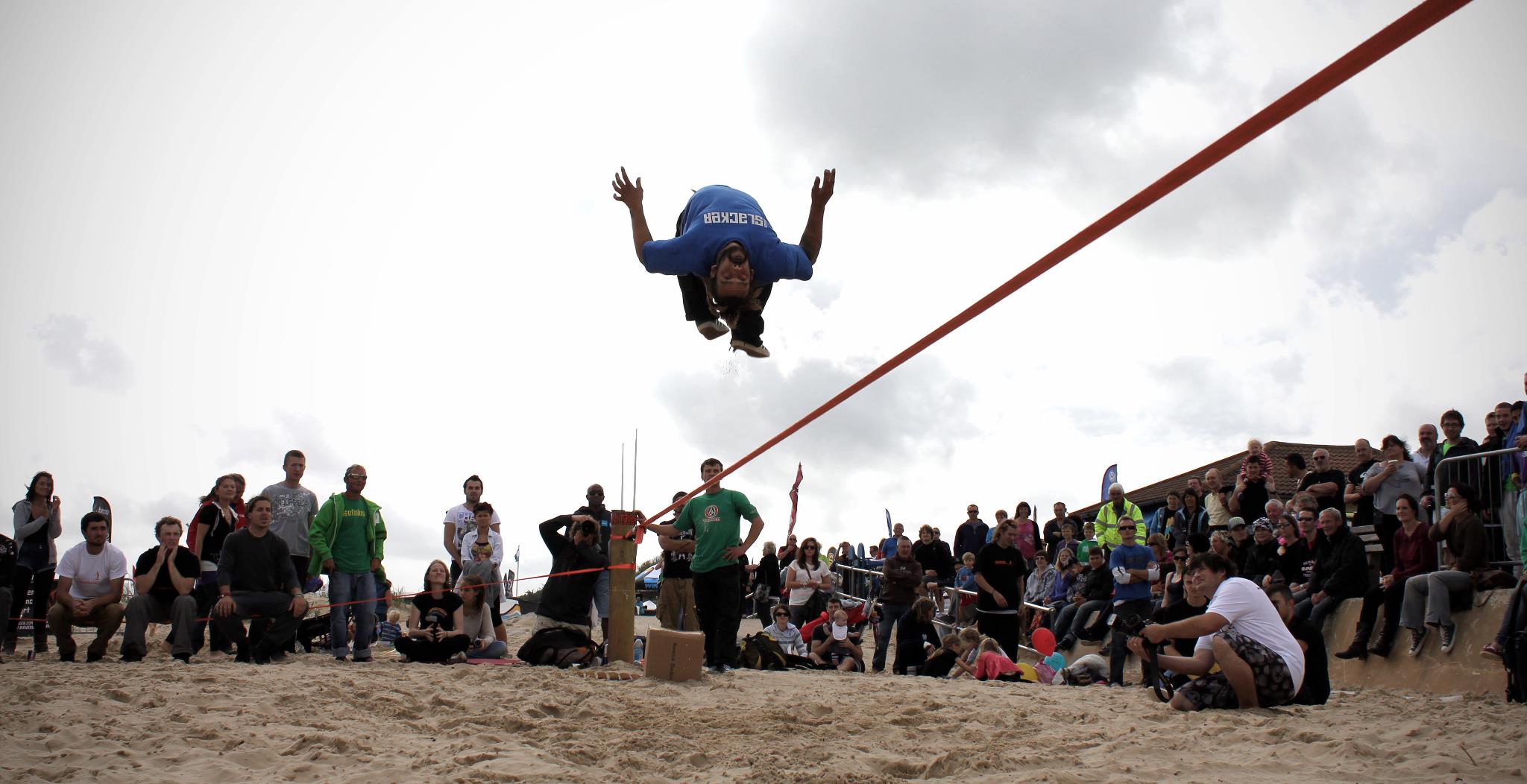 Slackline Freestyle, Serunya Meniti Tali dengan Berbagai Gerakan Akrobatik