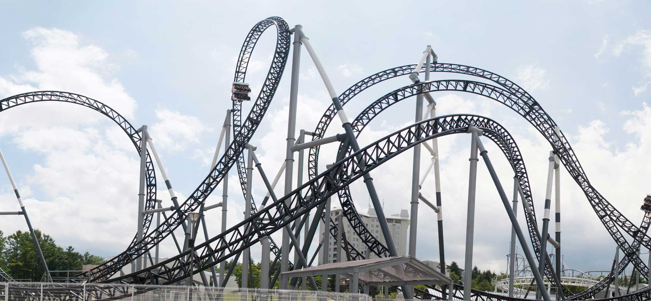 Penggila Wahana Ekstrim, Roller Coaster Tercuram di Dunia Ini Wajib Lo Coba!