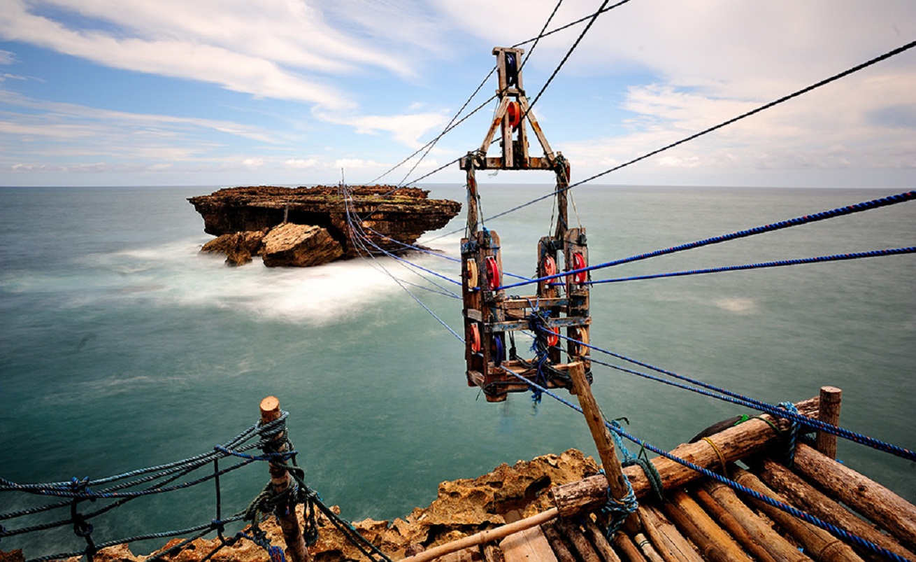 Naik Gondola Kayu Sambil Dikepung Ombak Ganas? Cuma Pantai Timang yang Punya!