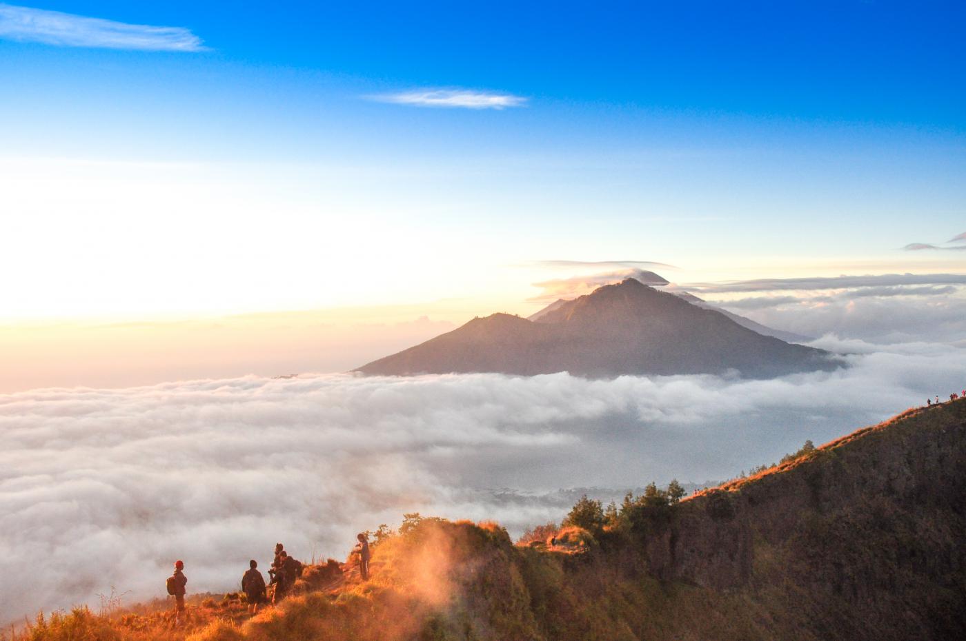 Menikmati Sunrise di Tengah Samudra Awan dari Puncak Gunung Batur
