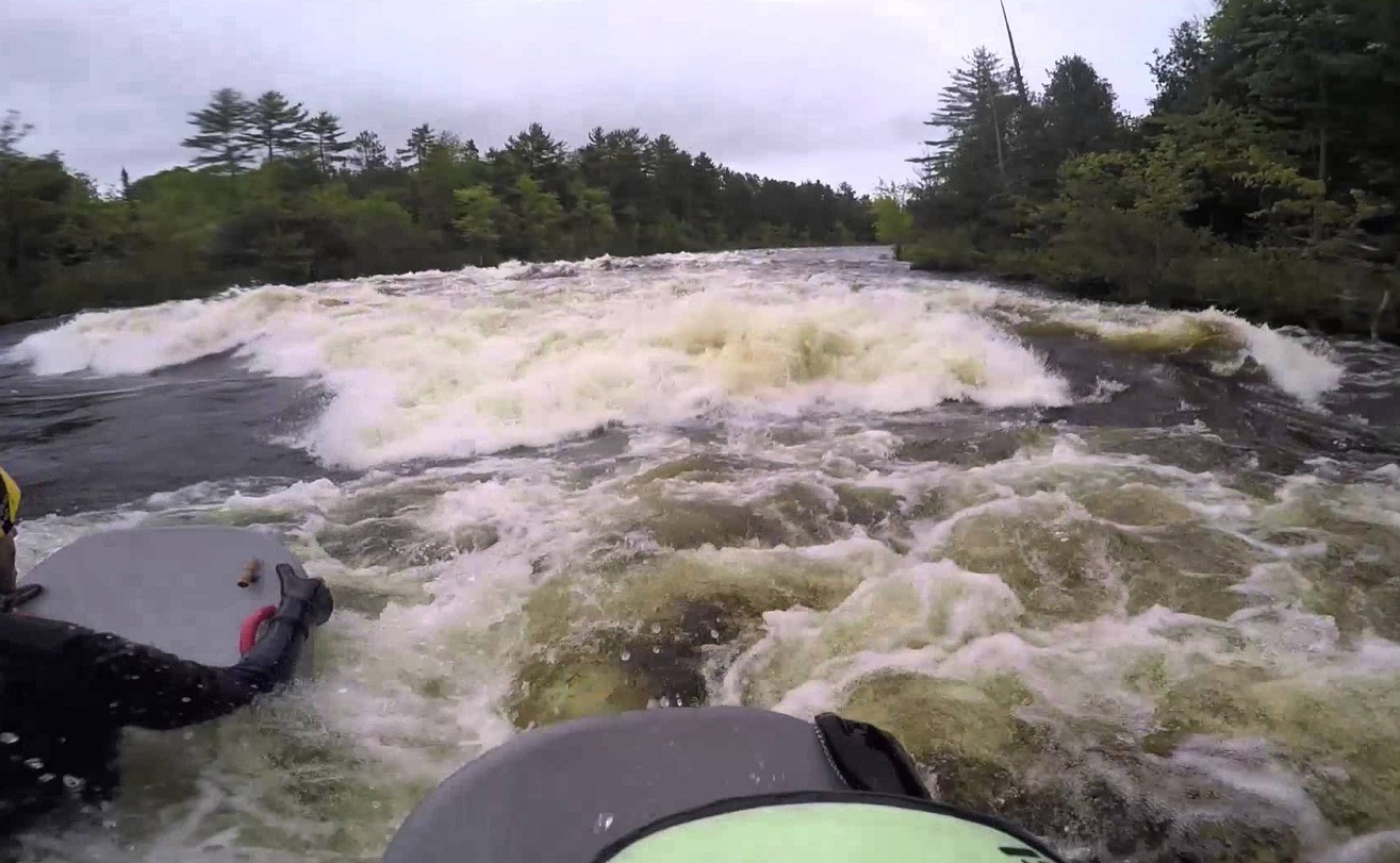 Punya Nyali? Yuk Cobain River Boarding di Sungai Cikaengan Garut!