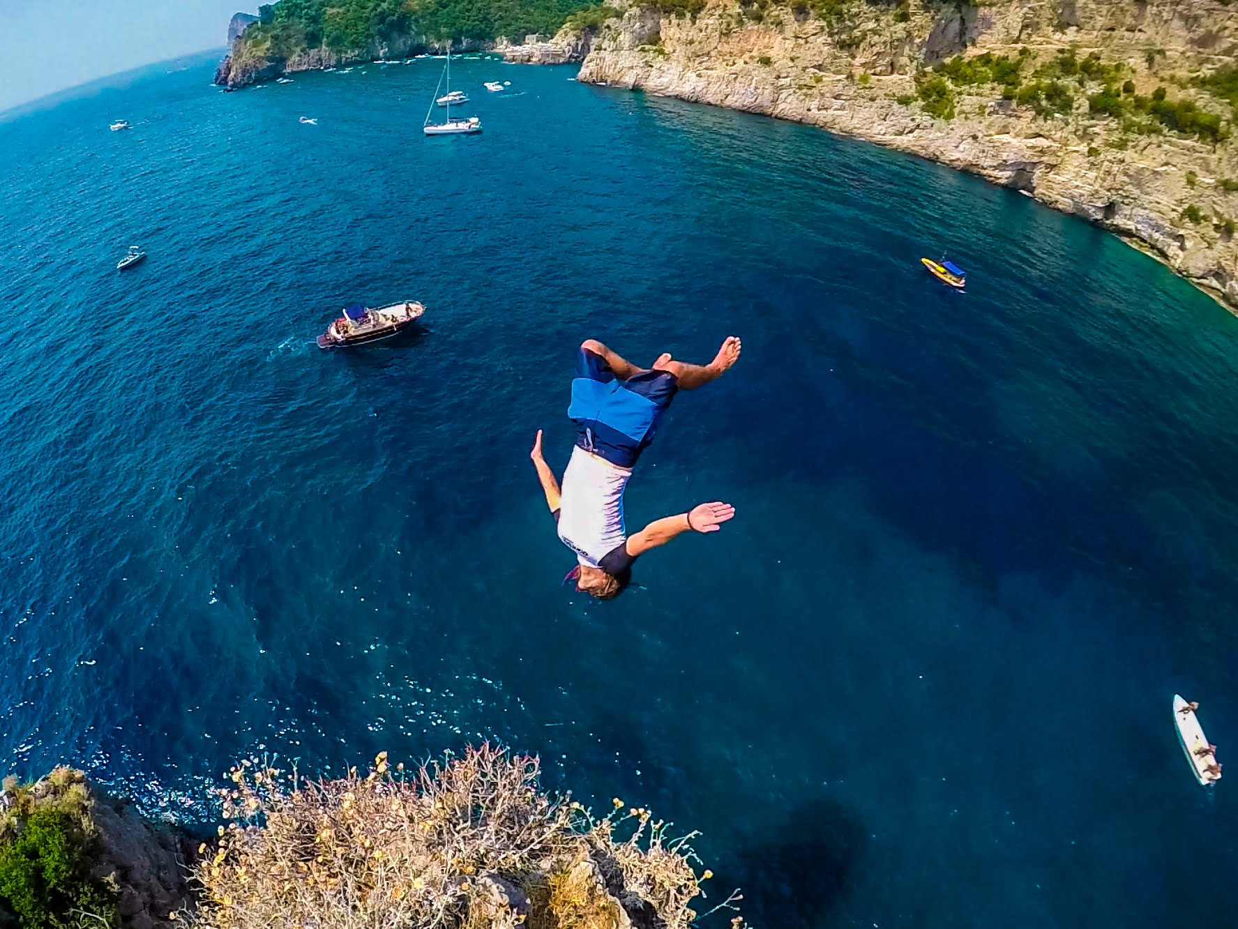 Menantang Maut dengan Cliff Jumping di Blue Lagoon, Nusa Lembongan