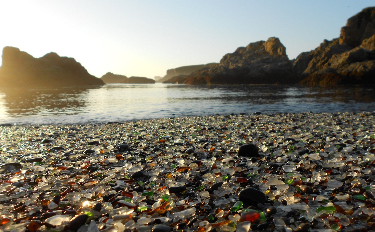 Unik Banget Bro! Rusia Punya Pantai Indah Berpasir Kaca Penuh Warni