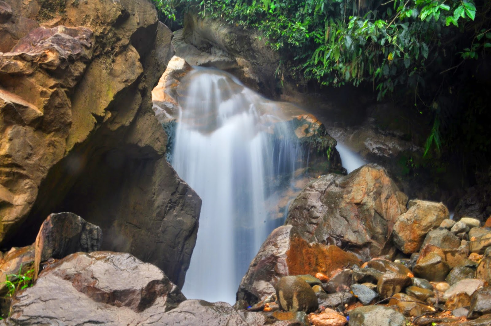 Bro, Intip Yuk Serunya Body Rafting di Curug Barong Bogor