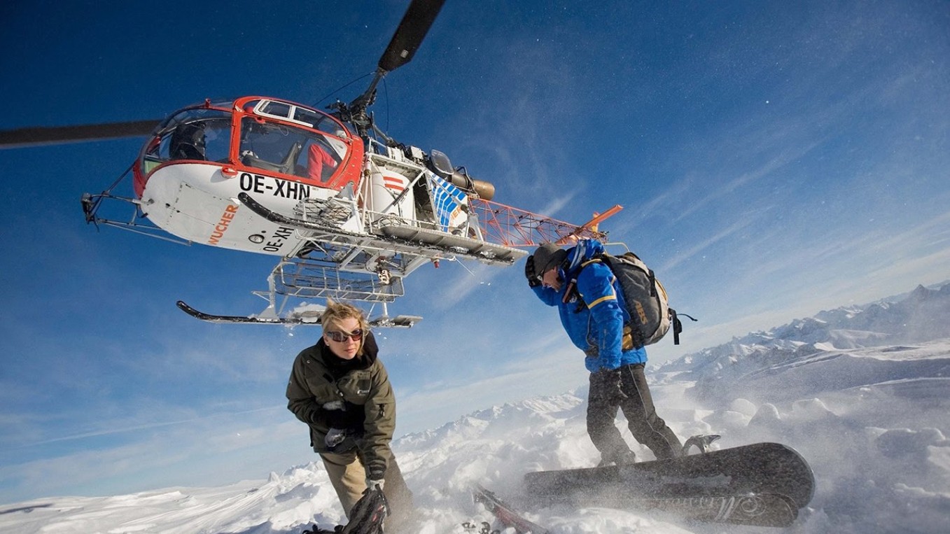 Heli Skiing, Lompat dari Helikopter dan Meluncur di Atas Gundukan Salju Tebal