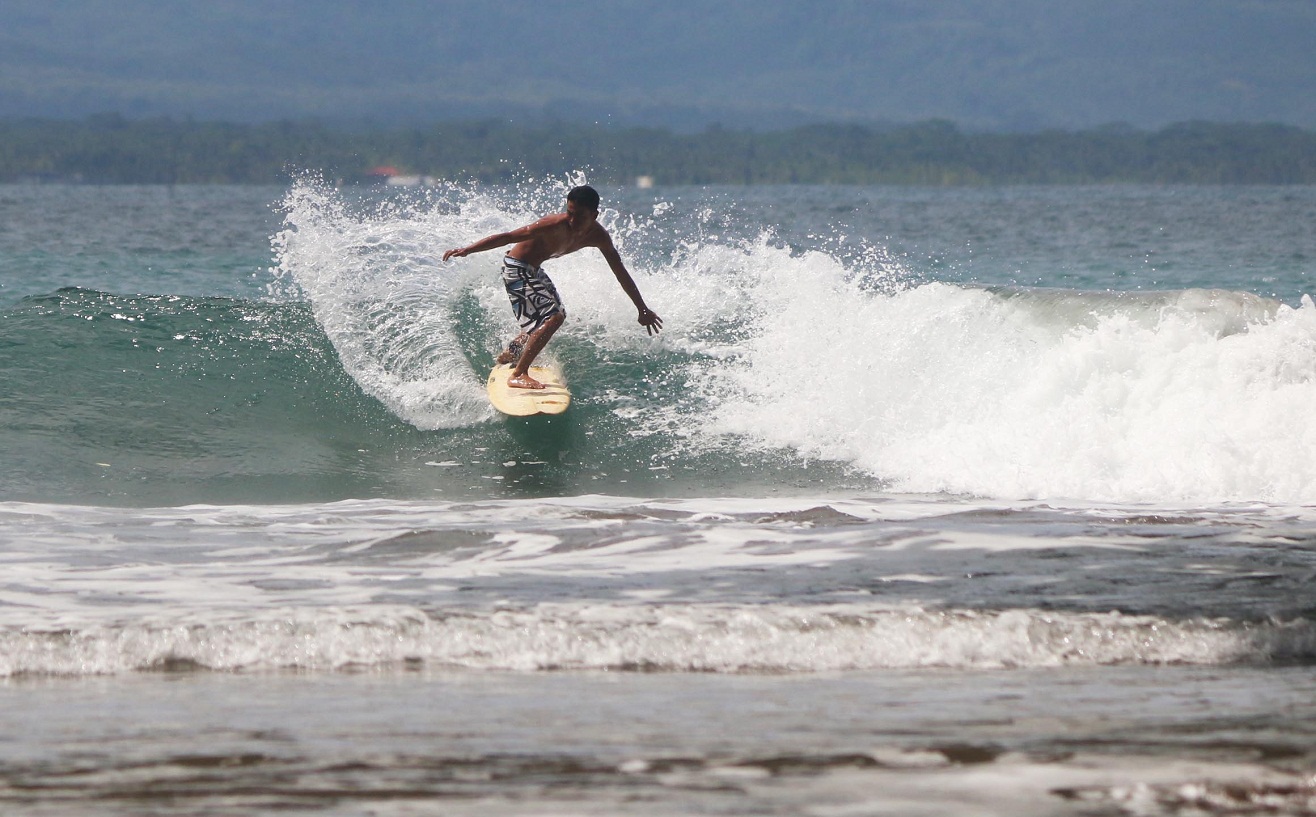 Sensasi Surfing Di Pantai Wafor