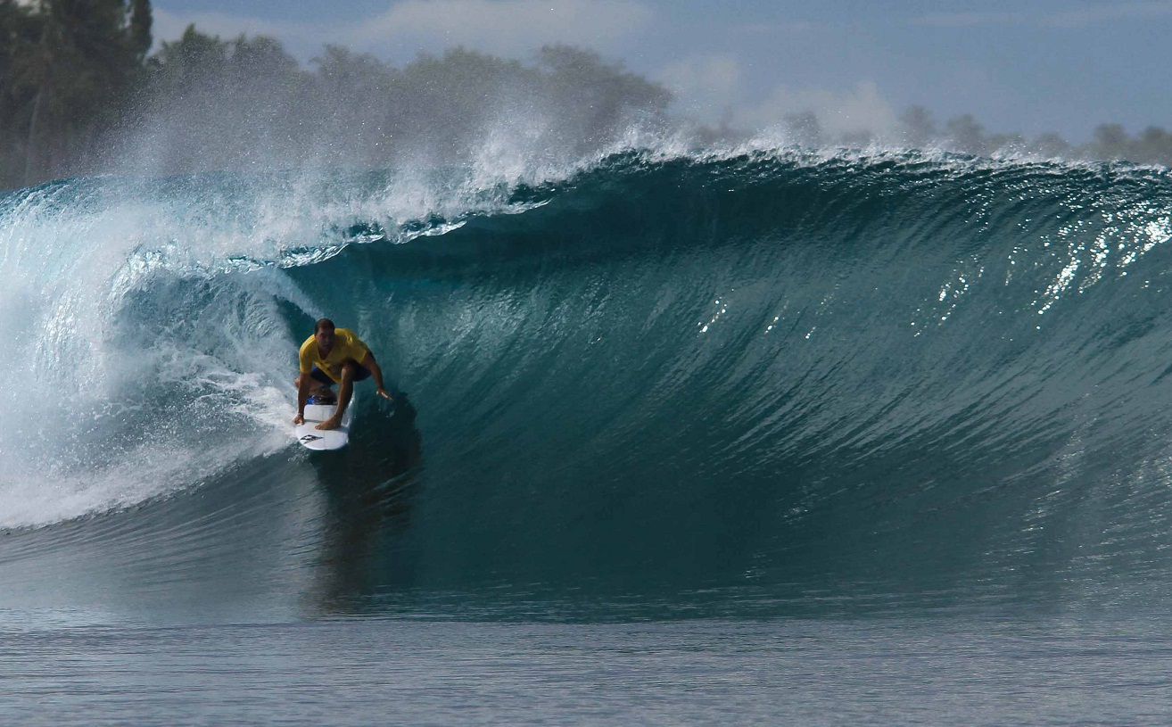Wow! Liam Hemsworth Jatuh Hati Sama Ombak Mentawai