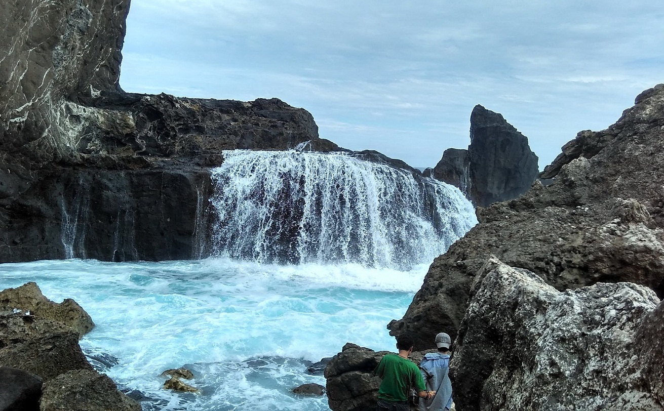 Melihat Langsung Air Terjun Laut Di Pantai Nambung Lombok