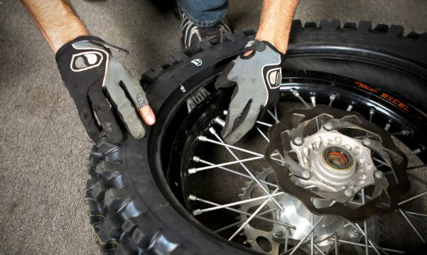 Rim Lock untuk Motor Trail, Harus Pasang Satu atau Dua?