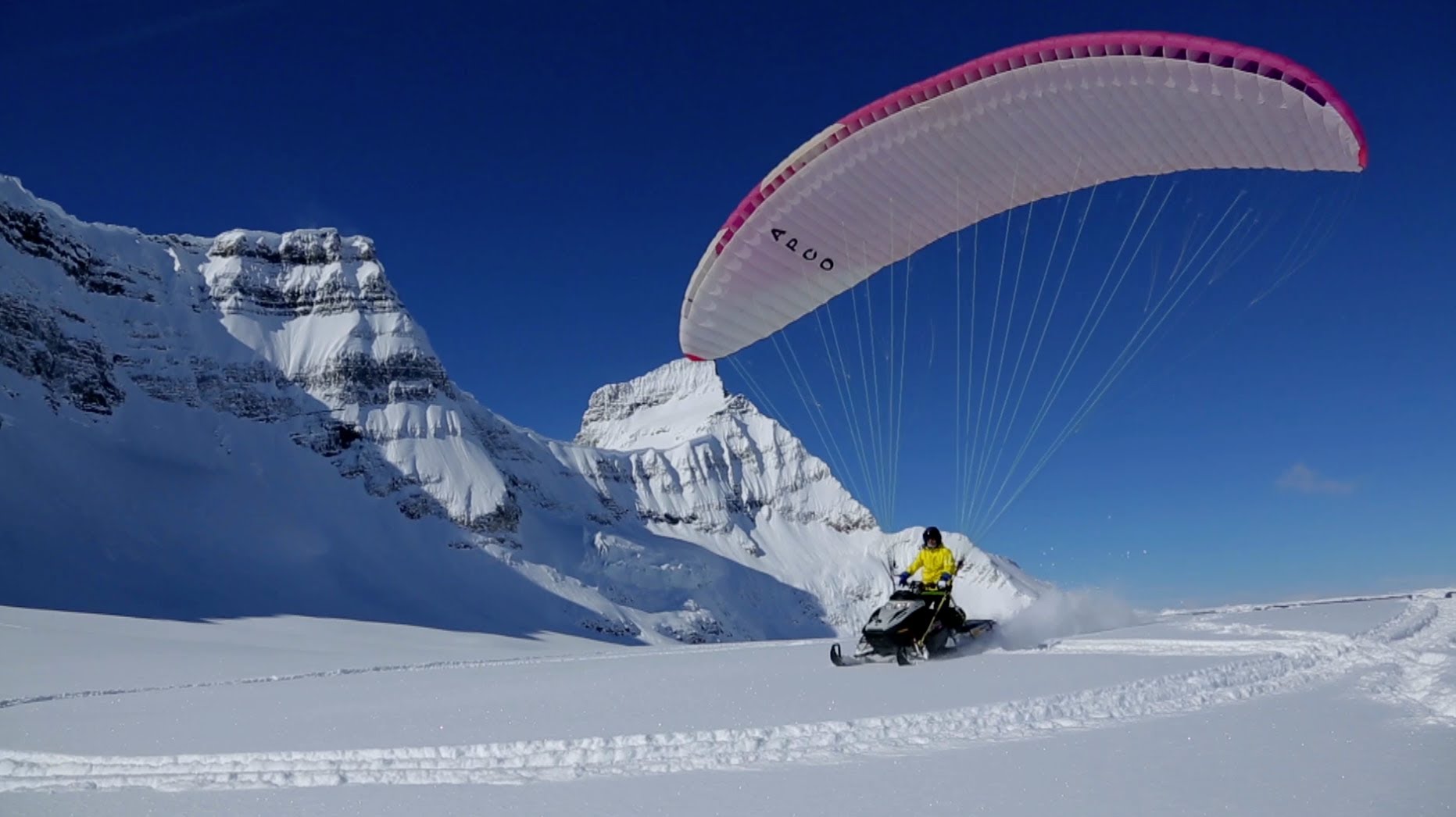 Snowmobile Paragliding, Sensasi Terbang dan Kebut-Kebutan di Ladang Salju