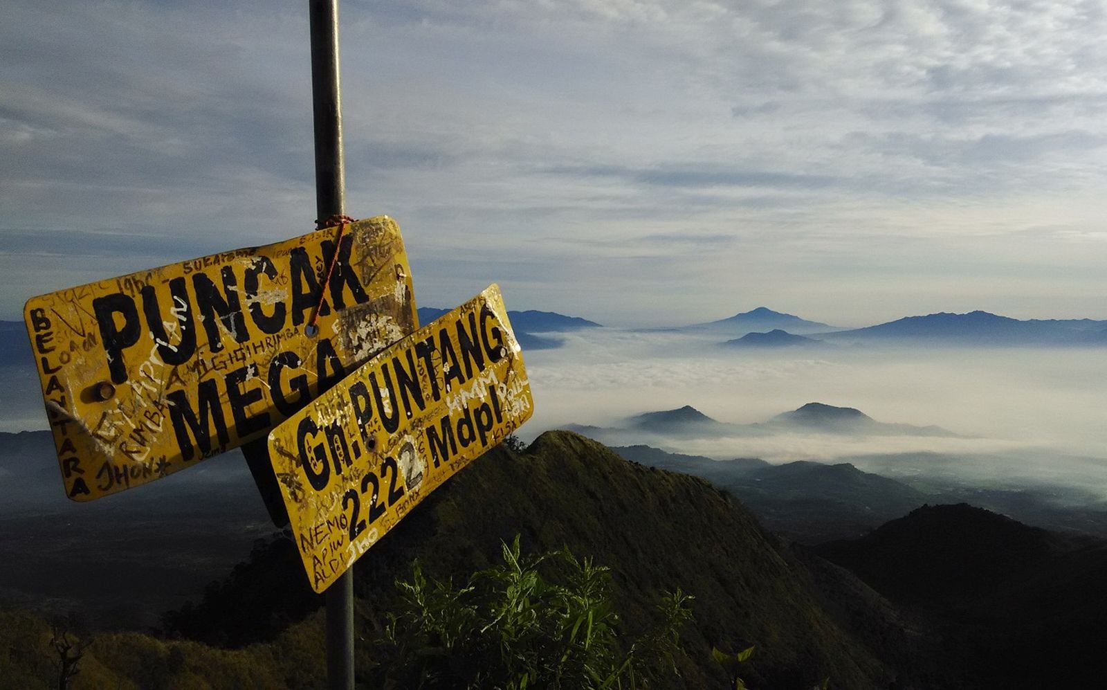 Puncak Mega, Spot Keren Buat Lihat Pemandangan Bandung dari Ketinggian