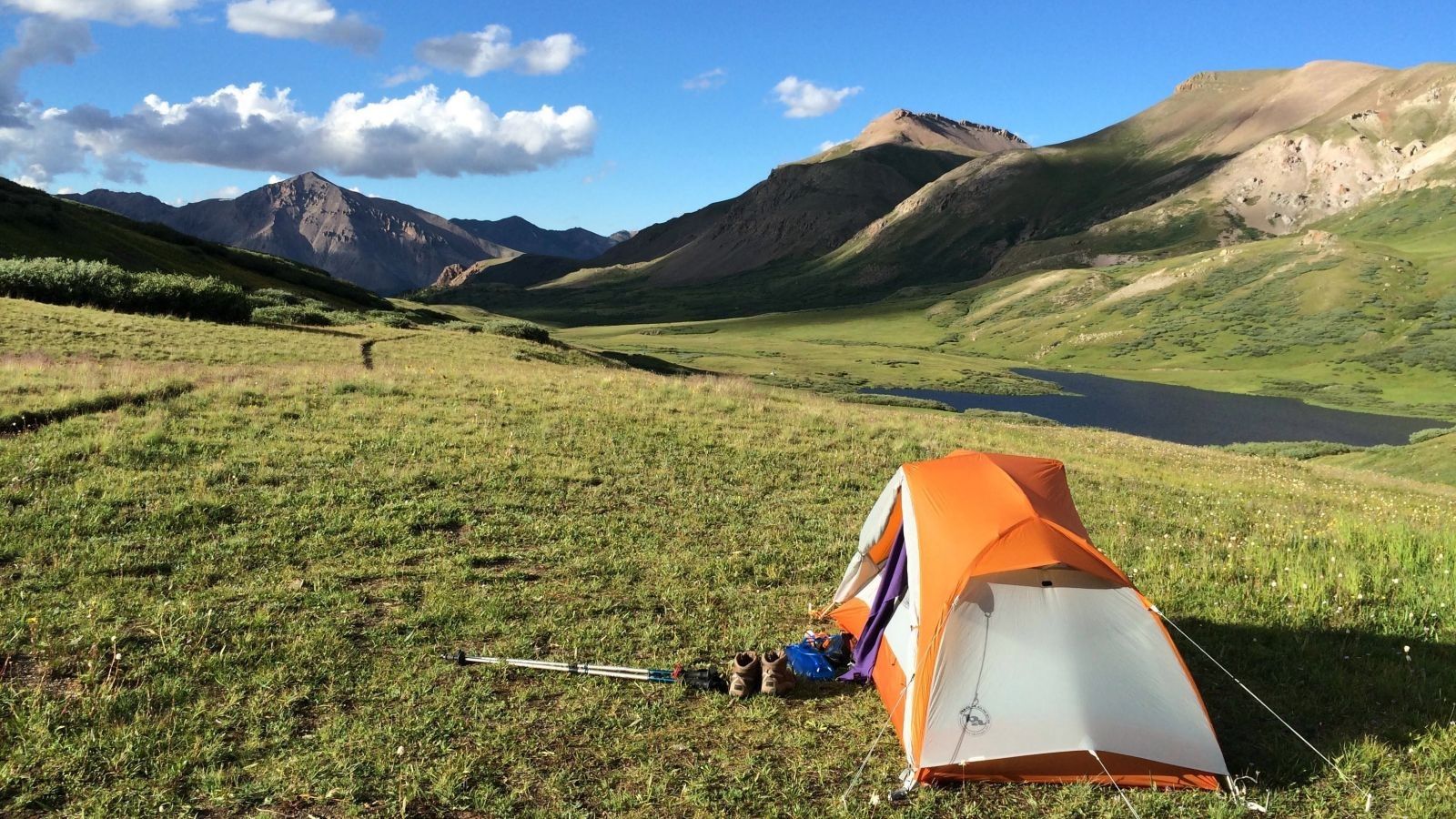 Bagi Loe yang Pengen Solo Backpacking di Alam Bebas, 5 Tips Ini Bakal Ngebantu Banget!