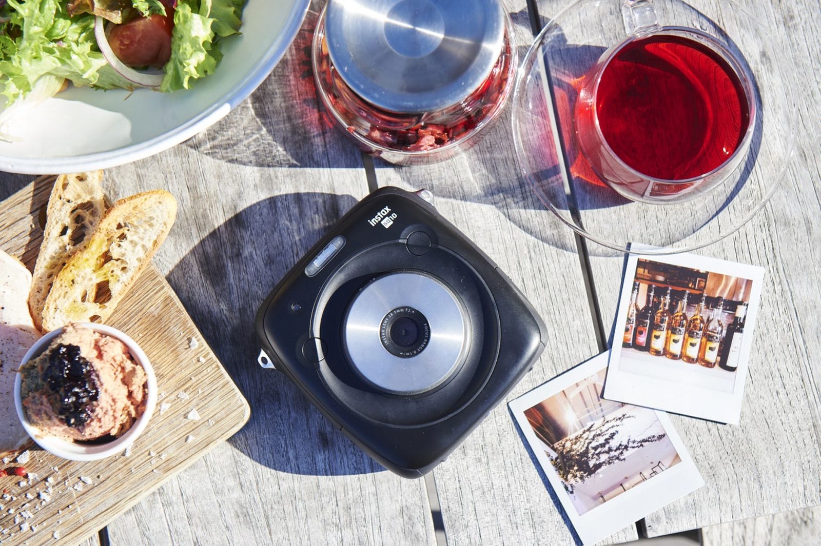 Cari Kamera Digital Plus Kamera Instan? Lo Wajib Punya Fujifilm Instax SQ10!