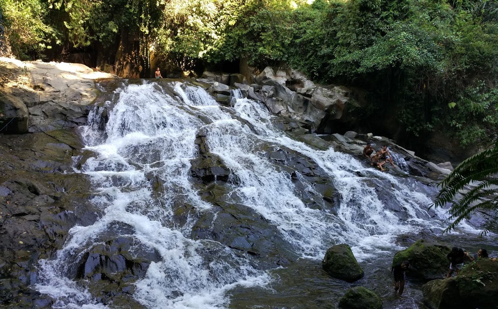 Serius Bro, Gua Di Bali Ini Punya Air Terjun Keren yang Sejuk Banget
