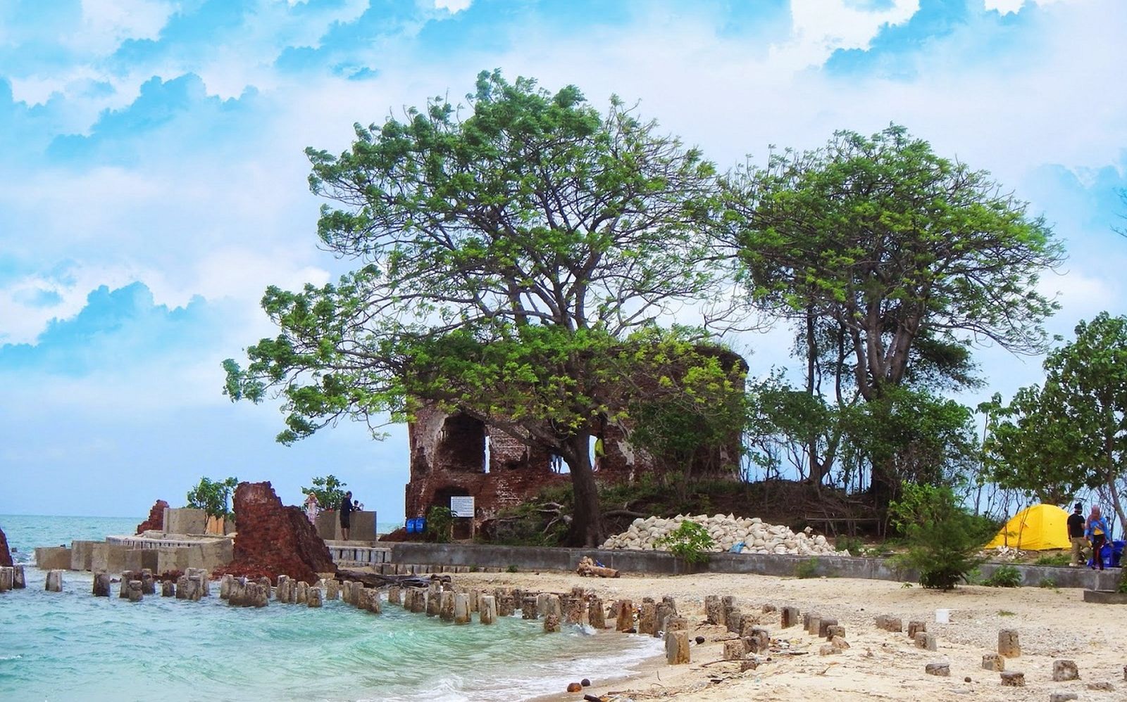 Bukannya Serem, Ternyata 5 Pulau Berhantu Ini Bisa Bikin Lo Takjub