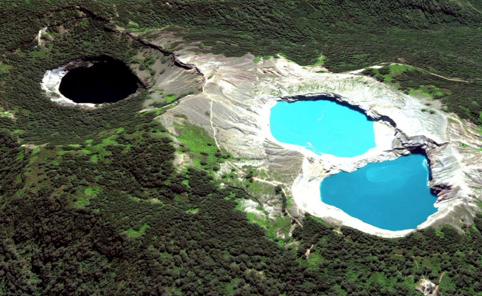 Ajaib! Danau Di Flores Ini Punya Tiga Warna yang Keren
