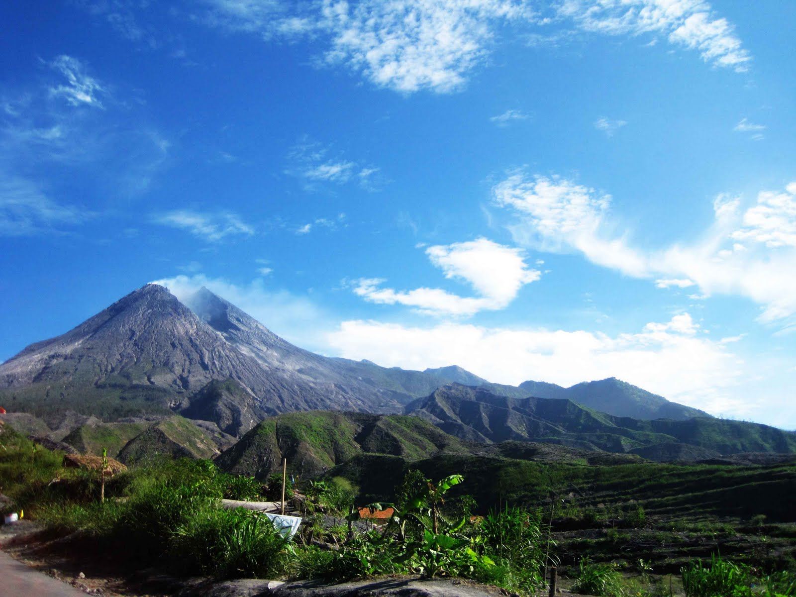Sebelum Hiking Ke Merapi, Wajib Cari Tahu Waktu yang Pas Berpetualang Kesana