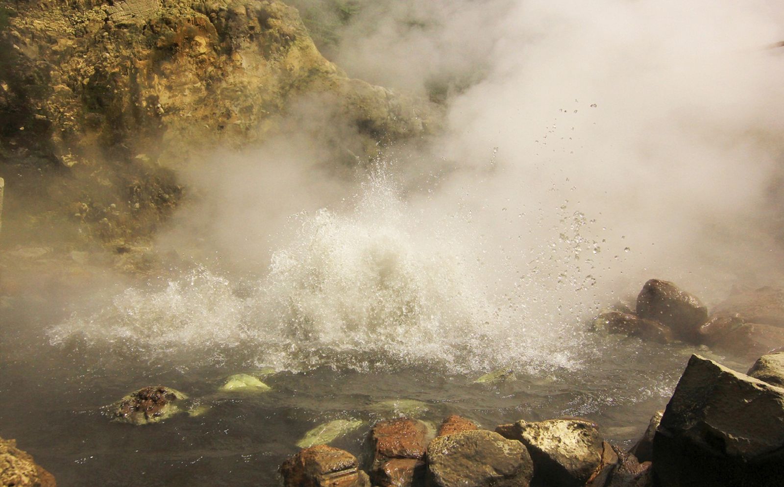Wow! Ternyata Kawah Ini Adalah Sumber Kekuatan Gatot Kaca