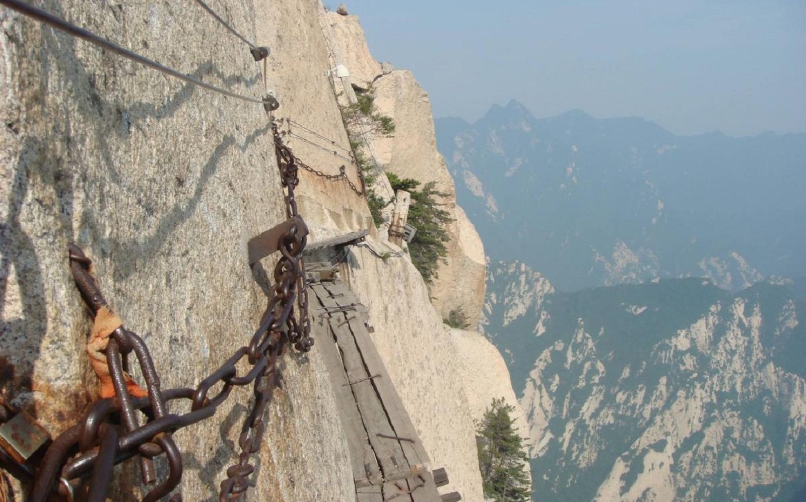 Gokil! Gunung Ini Punya Trek Pendakian Paling Gila Sedunia. Berani Coba?