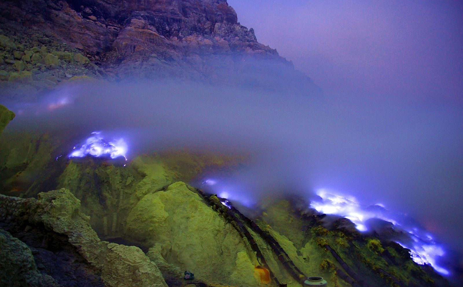 Keren! Si Api Biru Ijen yang Cuma Ada Dua Di Dunia