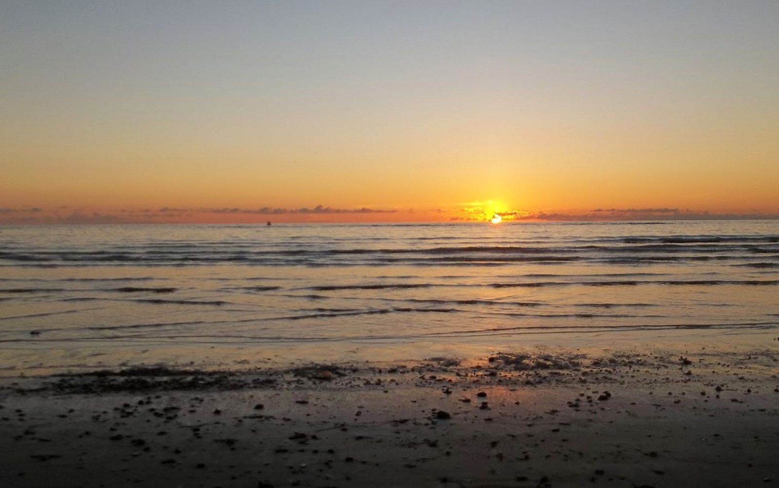 Traveling Ke Pantai Lebo Lo Bisa Lihat Sunrise Super Dramatis Lho!