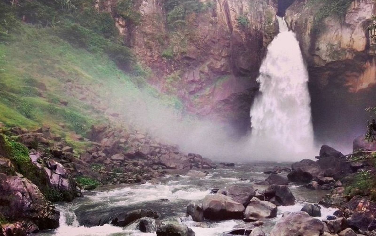 Saking Derasnya, Air Terjun Ini Dikasih Julukan Air Terjun Turbo